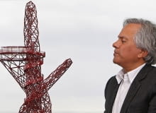 115-metrowa wieża stanie u wejścia na teren parku olimpijskiego w Londynie. Gigantyczna rzeźba nazwana ArcelorMittal Orbit to wspólny projekt artysty Anisha Kapoora i konstruktora Cecila Balmonda. Na zdjęciu artysta prezentujący model swojej rzeźby 115-metrowa wieża stanie u wejścia na teren parku olimpijskiego w Londynie. Gigantyczna rzeźba nazwana ArcelorMittal Orbit to wspólny projekt artysty Anisha Kapoora i konstruktora Cecila Balmonda.