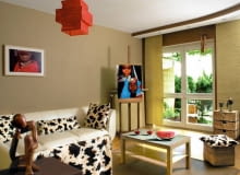 Właściciele są zafascynowani egzotycznymi krajami. Barwy afrykańskiej ziemi w pokoju dziennym i łazience odzwierciedlają upodobania gospodarza. Pani domu, miłośniczka Indii, urządziła sypialnię w orientalnym stylu - królują tu bajeczne, żywe kolory. <BR /> MIESZKANIE. Pokój dzienny w barwach Czarnego Lądu. Ściany w odcieniach ugru i czekolady nawiązują do spalonej słońcem ziemi. Tkaniny we wzory przypominają skóry dzikich zwierząt, a papierowa lampa - rozżarzone afrykańskie słońce. W oknach zamiast zasłon wiszą bambusowe maty zamocowane do karnisza. salon, aranżacja salonu, egzotyczne wnetrza