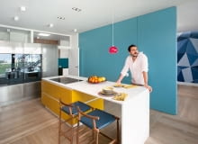 Zabudowę zaprojektował Jan Szadkowski, wykonała pracownia Dawidczyk. Hokery Pelle Ossa, Miniform, naczynia Duka. Za turkusową ścianką fragment strefy fitness z tapetą Cole & Son.