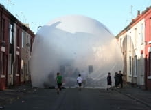 Wielofunkcyjny Kuchenmonument w kształcie pęcherza dopasowuje się do otoczenia. Może służyć jako sala koncertowa, sala konferencyjna, dyskoteka, kino, jadalnia, czy łaźnia parowa. nietypowe, przestrzeń miejska, publiczne, miasto