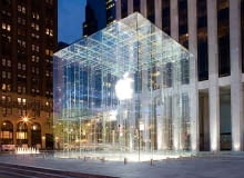 Szklana szkatułka Apple Store przy Fifth Avenue w Nowym Jorku - efektowne wejście do sklepu znajdującego się pod placem architektura, pawilon, sklepy, nowy jork, usa, ameryka