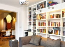 <B>Nie masz pomysłu na domową bibliotekę? Przyjrzyj się prezentowanym rozwiązaniom. Każde z nich pokazuje, że miejsce, w którym gromadzimy książki, może stać się jednym z piękniejszych fragmentów mieszkania.</B> <BR />SALON-CZYTELNIA. W sąsiedztwie pokoju z biblioteką urządzono kąt jadalny w tradycyjnym stylu. Gospodyni wyszukała na targu staroci XIX-wieczny stół i wąską szafę z lustrzanymi drzwiami. Łącznikiem z nowoczesnym wystrojem części wypoczynkowej są krzesła z tworzywa sztucznego i stali. Na podłodze w obu częściach wnętrza położono dębowe deski.