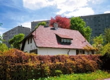 02.05.1999 KATOWICE NIKISZOWIEC OSIEDLE DOMKOW GORNICZYCH. W LATACH SIEDEMDZIESIATYCH POSTAWIONO TUTAJ BLOKOWISKO NISZCZAC STARA ARCHITEKTURE