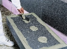 Klej naniesiony na płytę styropianu metodą pasmowo-plackową Klej naniesiony na płytę styropianu metodą pasmowo-plackową