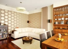 Miało relaksować i odprężać po godzinach pracy w korporacji - o takim mieszkaniu marzyli Magda i Marcin, nasi gospodarze. stąd pomysł stonowanej palety brązów oraz beżów. I łazienki wyglądającej jak brzeg oceanu. <BR /> MIESZKANIE. Ciepłe brązy i beże, dużo drewna - oto recepta na klimat sprzyjający wypoczynkowi. Meble fornirowane orzechem amerykańskim, zaprojek- towane przez Milenę Maciak, pasują do indyjskiego stolika kawowego i stołu (kupionych wcześniej przez gospodarzy). Na podłodze - egzotyczne drewno merbau.