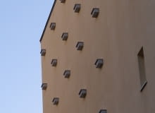 Budki dla jerzyków na wyremontowanych komunalnych domach na Pradze-Południe.