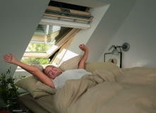 Elektryczne i solarne rolety zewnętrzne można obsługiwać za pomocą dotykowego panelu Możesz np. zaprogramować odsłanianie rolet o poranku Elektryczne i solarne rolety zewnętrzne można obsługiwać za pomocą dotykowego panelu Możesz np. zaprogramować odsłanianie rolet o poranku