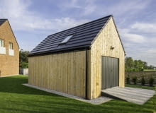 Domek gospodarczy zachowuje te same proporcje, co główny budynek i tylko pozornie wygląda jakby cały był z drewna Dom na Śląsku