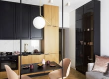 W niedużym pokoju dziennym udało się zmieścić kuchnię, kącik wypoczynkowy  z sofą i podręcznym stolikiem, telewizor  oraz stół do jedzenia posiłków. Elegancki salon z aneksem kuchennym w starej kamienicy  - aranżacja pomieszczenia