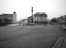 Plac Zamkowy o 7.00 rano w Nowy Rok. Ostatnie taksówki odjechały już na przedmieścia. Pierwsi spacerowicze pojawią się tu za kilkadziesiąt minut.