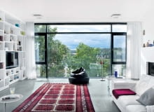 Sofa "Stella" ze sklepu Who's Perfect w Berlinie. Dywan i świecznik znalezione na berlińskim pchlim targu. Regał według projektu gospodyni wykonał miejscowy stolarz Krzysztof Kaczmarski. dom