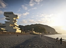 Punkt graniczny w Sarpi na granicy gruzińsko-tureckiej, zaprojektowany przez J. Mayer H. Architects. Nowoczesne i nietypowe formy budynku zapraszają do Gruzji turystów, a jednocześnie stanowią świadectwo przemian jakie dokonują się w kraju. Punkt graniczny w Sarpi na granicy gruzińsko-tureckiej, zaprojektowany przez J. Mayer H. Architects. Nowoczesne i nietypowe formy budynku zapraszają do Gruzji turystów, a jednocześnie stanowią świadectwo przemian jakie dokonują się w kraju.