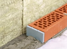 Coraz częściej zamiast zostawiać puste spoiny, stosuje się specjalne puszki z możliwością regulacji dopływu powietrza do szczeliny wentylacyjnej ściana trójwarstwowa, wentylacja ściany