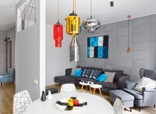 Ścianę nad kanapą wyłożono płytami betonu architektonicznego (Leroy Merlin). Do jego barwy dobrano odcienie mebli wypoczynkowych (IKEA). Stonowaną kolorystykę ożywiają dodatki: poduszki (dutchhouse.pl i IKEA) oraz obraz autorstwa Mai Gajewskiej, kupiony w internetowej galerii sztuki (gallerystore.pl). w10.10.2016 Warszawa . Wnetrza , mieszkanie na ul. Wlodarzewskiej , stylizacja Elzbieta Blasikiewicz .Fot. Michal Mutor