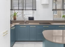 Pracownia i showroom w jednym - aranżacja z przewagą zieleni