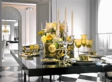 Stół bogato zastawiony. Mnogość form, kolorów i materiałów. Zastawa z kolekcji Vanity, wazon - Medusa Gold, szkło - Arabesque Amber. Rosenthal