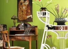 Materiały. Wszystkie, które łatwo formować, obrabiać, co pozwala nadawać przedmiotom nawet najbardziej wymyślne kształty. Sięgano więc po szkło, żelazo i inne metale, ceramikę, lite drewno oraz kamienie półszlachetne. 18.07.2006 CZTERY KATY STYLE SECESIA STYLIZACJA MARIANNA BAUMAN FOT. PAWEL KISZKIEL / AGENCJA GAZETA