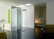 Otwarta kabina walk-in z taflami szkła umieszczonymi w profilach z aluminium nadaje wnętrzu przestronności i lekkości