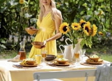 Kamionkowe miski i talerze (Trivsam, Ikea, miska 8 zł, talerz 20 zł), stalowe dzbanki Sockerart pokryte emalią (Ikea, 30 i 50 zł) kielichy z grubego szkła i wiele innych dodatków. Skompletuj własną słoneczną zastawę 18.08.2009 WARSZAWA , POWSIN , OGROD BOTANICZNY , SESJA SLONECZNIKI , SLONECZNIK DLA MIESIECZNIKA OGRODY , STYLIZACJA JOANNA WOYDA , MODELKA IZA. FOT. WOJCIECH SURDZIEL / AGENCJA GAZETA SLOWA KLUCZOWE: OGROD ZIELEN PRZYRODA PORTRET KOBIETA