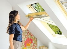 Niektóre okna dachowe wyposażone są w ręcznie otwieraną klapę wentylacyjną gab1784_in3A_ 0001