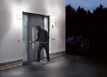 Bezpieczne wejście. Odporne, eleganckie i ciepłe aluminiowe DRZWI THERMOSAFE teraz można kupić w klasie przeciwwłamaniowej RC3 (najwyższej, jaką zaleca się do budownictwa mieszkaniowego). Mają płytę o grubości 7,3 cm, a w modelach z przeszkleniem - zespolone szkło bezpieczne. Kosztują od 11 491 zł, Hörmann Bezpieczne wejście. Odporne, eleganckie i ciepłe aluminiowe DRZWI THERMOSAFE teraz można kupić w klasie przeciwwłamaniowej RC3 (najwyższej, jaką zaleca się do budownictwa mieszkaniowego). Mają płytę o grubości 7,3 cm, a w modelach z przeszkleniem - zespolone szkło bezpieczne. Kosztują od 11 491 zł, Hörmann