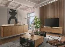 Spójną aranżację wnętrza uzyskasz, wybierając szafkę RTV z tej samej kolekcji co pozostałe meble. Tutaj kolekcja MO&MA.