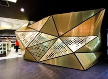 W najwyższym wieżowcu Sky Tower powstał niezwykły sklep z perfumami. Wnętrze drogerii Frivole Prestige ze złotą bryłą zaprojektowali architekci ze śląskiej grupy Theza Architekci sky tower, theza architekci, wrocław, perfumeria