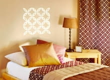 <B>Za pomocą szablonu ozdobimy zarówno niewielkie przedmioty, jak i całe wnętrze. Nie wymaga to dużego wysiłku, a efekt bywa naprawdę niepowtarzalny...</B> <BR />Wierna kopia. Ciekawym pomysłem dekoracyjnym jest powielanie motywów, które występują np. na tkaninach użytych w pomieszczeniu. Tutaj na ścianie namalowano wzór przenikających się okręgów zdobiący zasłony i narzutę.