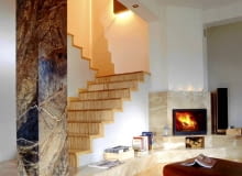 MOZAIKOWE. Betonowe stopnie wykończono mozaiką przemysłową z jesionu, taką samą jak na podłodze. Można odnieść wrażenie, że podłoga "wbiega" po schodach na piętro. ARCHITEKTURA WNETRZA OSWIETLENIE PODLOGA MOZAIKA