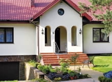 Ganek z dobudowanymi, niepełnymi ściankami osłonowymi. fot. Grzegorz Otwinowski