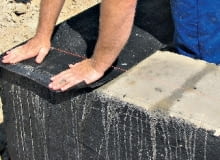 Układanie izolacji poziomej ścian fundamentowych Układanie izolacji poziomej ścian fundamentowych