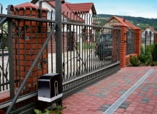 Kupując napęd do bramy, warto pamiętać o zapasie mocy, przyda się zimą, gdy spadnie śnieg i przyjdzie mróz, a brama będzie przesuwać się mniej płynnie Kupując napęd do bramy, warto pamiętać o zapasie mocy, przyda się zimą, gdy spadnie śnieg i przyjdzie mróz, a brama będzie przesuwać się mniej płynnie