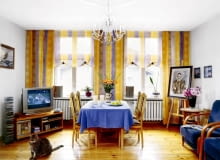 Nie tylko ściany, lecz także parapety są pokryte szarą tapetą natryskową. Na tle tej spokojnej barwy dobrze prezentują się wzorzyste błękitno-żółte zasłony uszyte przez Mariolę. Na sztaludze - portret gospodyni autorstwa jednej z trójmiejskich artystek. UWAGA PONOWNA PUBLIKACJA ZA ZGODA WLASCICIELI