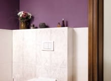 ŁAZIENKA. Płytki na ścianie w pobliżu sedesu zostały ułożone jedynie do wysokości ścianki instalacyjnej.