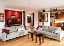 <B>Ania i Wojtek uznali, że wyprowadzka synów jest świetną okazją, by dostosować mieszkanie do własnego stylu życia. Po przebudowie wnętrz mają wreszcie to, o czym od dawna marzyli: rozległą przestrzeń dzienną, w której mogą gościć przyjaciół i eksponować miłe sercu pamiątki.</B> <BR />Duża strefa dzienna powstała po otwarciu kuchni na&#8200;pokój i włączeniu w&#8200; nią sąsiedniego pomieszczenia (dawnej sypialni syna). Zrezygnowano też z&#8200;drzwi do przedpokoju, co&#8200;dodatkowo powiększyło przestrzeń. Wygodny wypoczynek zapewniają obszerne sofy i&#8200;dwa fotele.