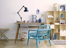 Regały o prostych, ale ciekawych formach to przebój skandynawskiego wzornictwa. NA ZDJĘCIU: regał Bloomingville, fafarafa.pl, 939 zł; Krzesło Bloomingville, mood-board.pl, 730 zł; Lampa Opa & Company, 850 zł Regały o prostych, ale ciekawych formach to przebój skandynawskiego wzornictwa. NA ZDJĘCIU: regał Bloomingville, fafarafa.pl, 939 zł; Krzesło Bloomingville, mood-board.pl, 730 zł; Lampa Opa & Company, 850 zł