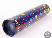 Kalejdoskop. Na różnokolorowe, symetryczne figury, zmieniające się przy obracaniu mogliśmy patrzeć całymi godzinami. Pewex, PRL, zabawki z PRL, zabawki z dzieciństwa, dzieciństwo w PRL