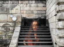 Autoportret Albrechta Dürera na schodach 11.06.2016 Krakow . Bulwar Kurlandzki , Podgorska , obok kladki Ojca Bernatka . Instalacja na schodach " Pozdrowienia z Norynbergii " Olaf Prusik - Lutz . Z okazji 20 lat Domu Norymberskiego . Fot. Kuba Ociepa / Agencja Gazeta SLOWA KLUCZOWE: folia samoprzylepna obraz schody