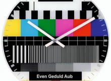 Dobry humor jest wskazany również podczas pracy. Doceńmy nie tylko praktyczną funkcję artykułów na biurko, ale także ich oryginalną formę. <BR >Zegary, szkło, śr. od 20 cm, od 125 zł/szt., czerwona-maszyna.pl