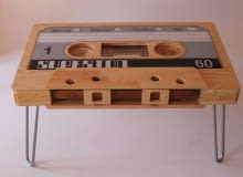 Stolik w kształcie kasety magnetofonowej Stolik-kaseta magnetofonowa od polskiego projektanta