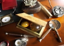 Materiały. Takie, które nie zniszczą się szybko, czyli wszelkie szlachetne gatunki drewna, metale i stopy (głównie mosiądz, brąz, cyna, srebro), kość słoniowa, skóra. Z tkanin - gęsto tkane wełny nazywane samodziałowymi oraz grube żakardy bawełniane albo jedwabne. 24.07.2007 CZTERY KATY STYL GABINETOWY PRZEDMIOTY SZKLO POWIEKSZAJACE STYLIZACJA MARIANNA BAUMAN FOT. PAWEL KISZKIEL / AGENCJA GAZETA PUBLIKACJA CZTERY KATY NR 10 (192) - 10 2007