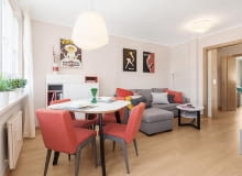 W salonie wyznaczono aneks jadalny i strefę wypoczynkową. We wnętrzu są tylko niezbędne meble. salon, aneks jadalny, strefa wypoczynkowa.