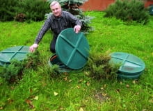 Obsługa domowej oczyszczalni nie jest trudna. Uzupełniamy w niej tylko specjalne szczepy bakterii. p28.10.2008 PARZECZEW MAREK TARNACKI I PRZYDOMOWA OCZYSZCZALNIA SCIEKOW FOT. MALGORZATA KUJAWKA / AGENCJA GAZETA