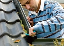 Na zewnątrz przynajmniej raz w roku należy usuwać liście i inne zabrudzenia z kołnierza wokół okna dachowego. To zapewni swobodny przepływ wody opadowej spływającej z dachu. Na zewnątrz przynajmniej raz w roku należy usuwać liście i inne zabrudzenia z kołnierza wokół okna dachowego. To zapewni swobodny przepływ wody opadowej spływającej z dachu.