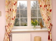 Materiały i narzędzia: preparat do usuwania farby olejnej, podkład malarski do farb olejnych, farba do drewna, taśma malarska, śrubokręt, szpachelka (lub cyklina), papier ścierny, pędzel 07.03.2008 WARSZAWA DLA MIESIECZNIAK CZTERY KATY KROK PO KROKU ZROB TO SAM MALOWANIE OKNA OKNO