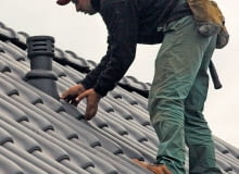 Przed podłączeniem kominka do kanalizacji, należy wykonać otwór w warstwie dachu kominek odpowietrzając, dach, dachówka ceramiczna