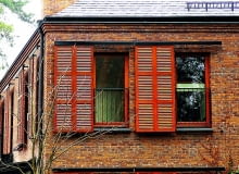 Decydując się na wykonanie gzymsów wieńczących u góry elewację, trzeba przede wszystkim zadbać o ich ocieplenie i staranne zabezpieczenie obróbką blacharską rynny na gzymsie