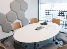 Panele akustyczne nie zajmują miejsca, dostępne w różnych formach, wzorach i kolorach. Oprócz tłumienia dźwięku mogą pełnić również funkcję dekoracyjną. Nowy trend aranżacji wnętrz. Za kilka lat będzie w każdym domu.