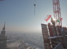Dziś o 9:30 symbolicznie ukończono budowę ostatniego piętra wieżowca Złota 44. Budynek osiągnął docelową wysokość i mierzy teraz 192 metry. Ponad 54. piętrem zawisła wiecha i dwie flagi: polska oraz włoska. Wiecha na wieżowcu Złota 44, zaprojektowanym przez Daniela Libeskinda