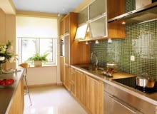 Kolory natury. W kuchni z dębowymi szafkami i elementami z matowego metalu znakomicie wygląda oliwkowa mozaika. Jej odcień urozmaica dominujące tu beże, a błyszcząca powierzchnia kontrastuje z matowym wykończeniem pozostałych materiałów. Kolory natury. W kuchni z dębowymi szafkami i elementami z matowego metalu znakomicie wygląda oliwkowa mozaika. Jej odcień urozmaica dominujące tu beże, a błyszcząca powierzchnia kontrastuje z matowym wykończeniem pozostałych materiałów.